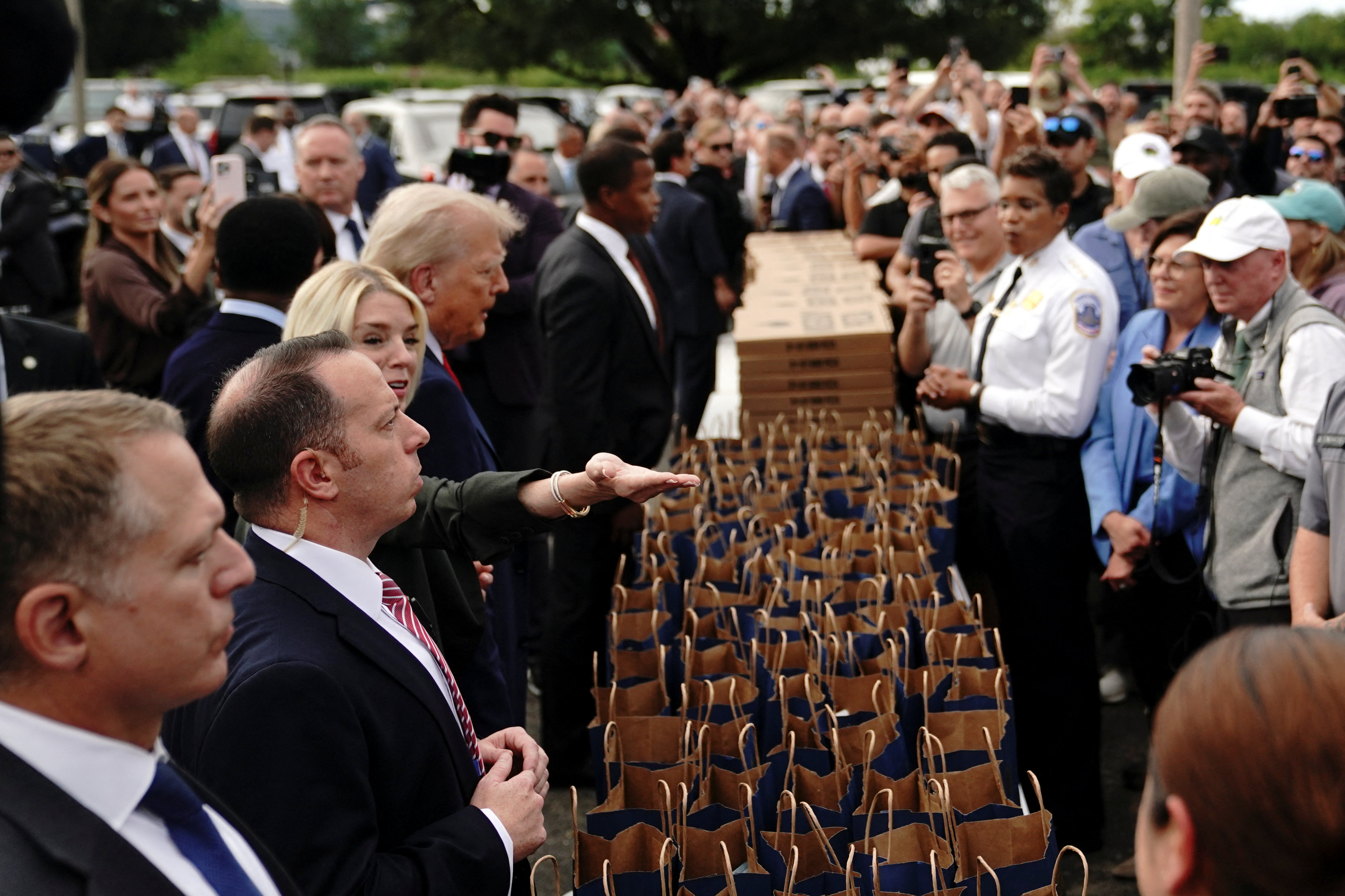 Τραμπ: Μοίρασε μπέργκερ σε στρατιώτες στην Ουάσιγκτον, μετά τις αποδοκιμασίες κατά Βανς-1
