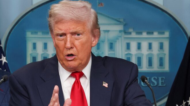 τραμπ-μοίρασε-μπέργκερ-σε-στρατιώτες-563759374