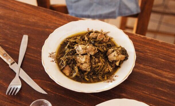 χοιρινό-με-τα-χόρτα-από-την-κρήτη-563748904