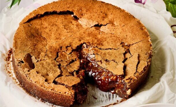 υγρό-κέικ-σοκολάτας-με-φουντούκια-563775127