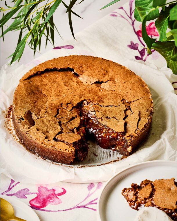 υγρό-κέικ-σοκολάτας-με-φουντούκια-563775127