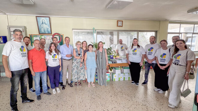 το-πλαίσιο-δίπλα-στους-μαθητές-των-ιωα-563826628