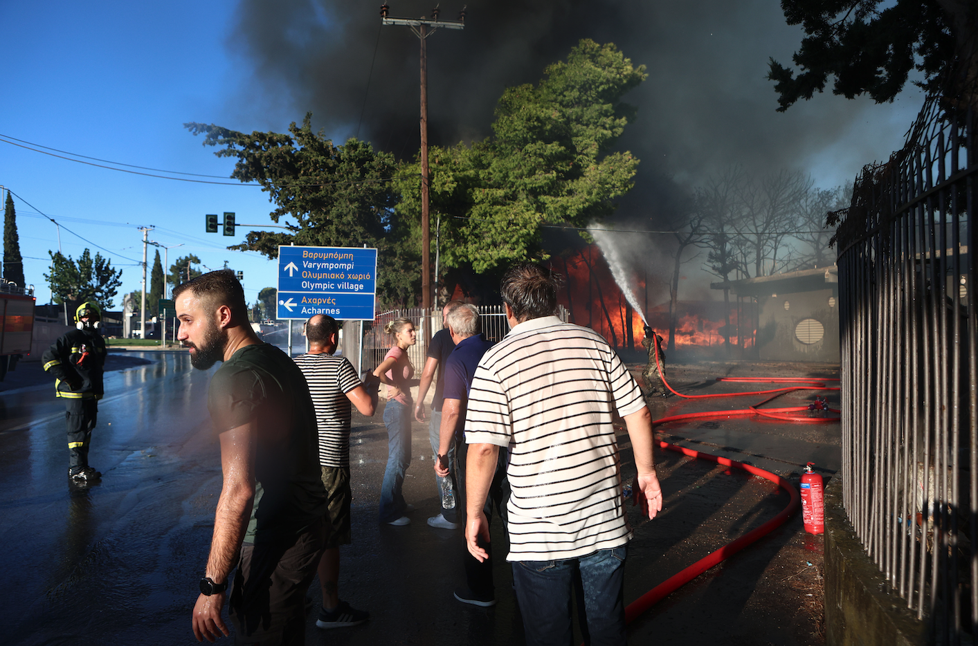 Μενίδι: Εικόνες από τη μεγάλη φωτιά – Καρέ καρέ η μάχη της πυροσβεστικής-2