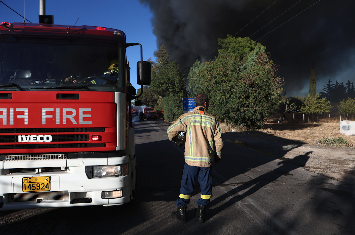 Μενίδι: Εικόνες από τη μεγάλη φωτιά – Καρέ καρέ η μάχη της πυροσβεστικής-5