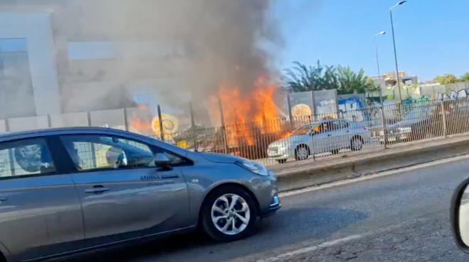 στις-φλόγες-αυτοκίνητο-στον-κηφισό-βί-563801203