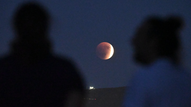 ολική-έκλειψη-σελήνης-εικόνες-από-τ-563801302