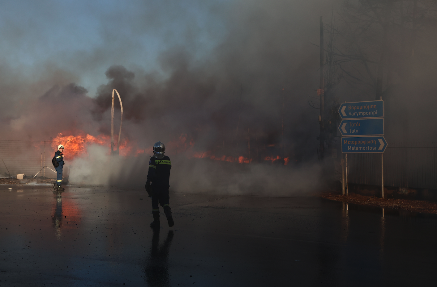 Μενίδι: Εικόνες από τη μεγάλη φωτιά – Καρέ καρέ η μάχη της πυροσβεστικής-3