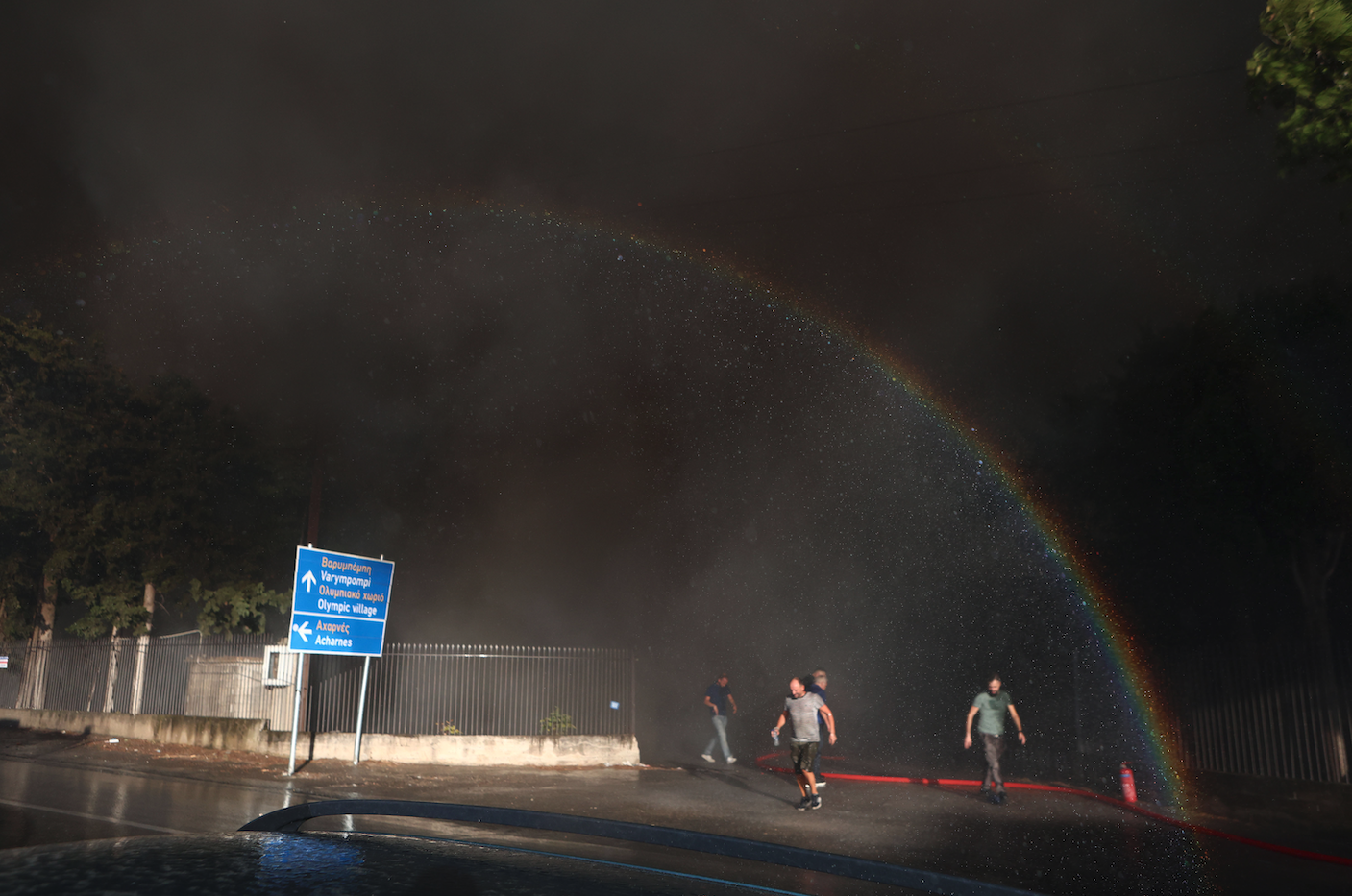 Μενίδι: Εικόνες από τη μεγάλη φωτιά – Καρέ καρέ η μάχη της πυροσβεστικής-6