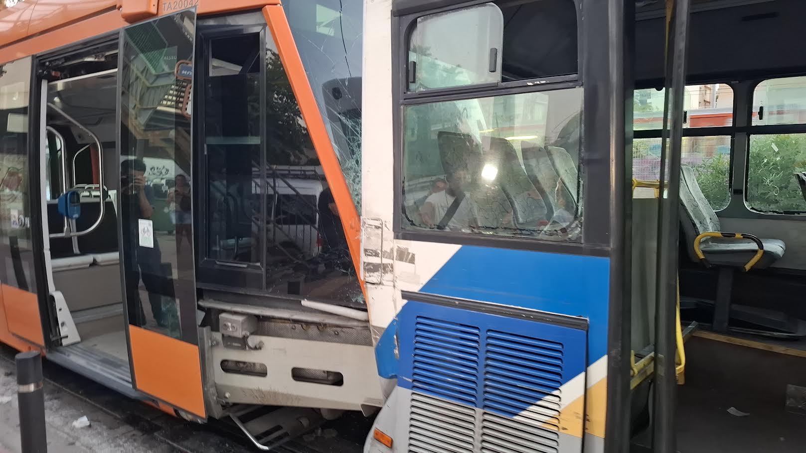 Πρόσκρουση τραμ σε λεωφορείο: Για αδιαθεσία κάνει λόγο ο οδηγός του συρμού-1