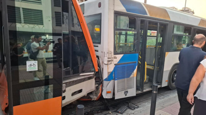 τραμ-προσέκρουσε-σε-λεωφορείο-στον-πε-563806183