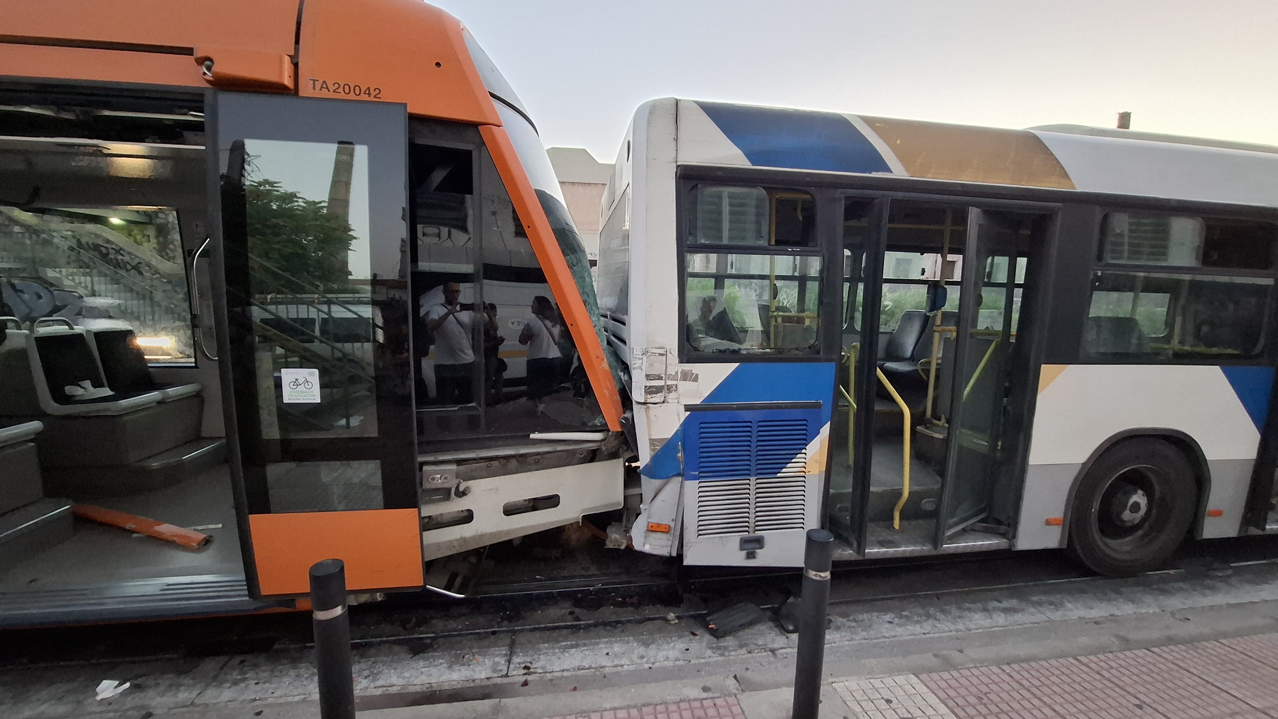 Πρόσκρουση τραμ – λεωφορείου: Τα αναπάντητα ερωτήματα του τροχαίου στον Πειραιά-2