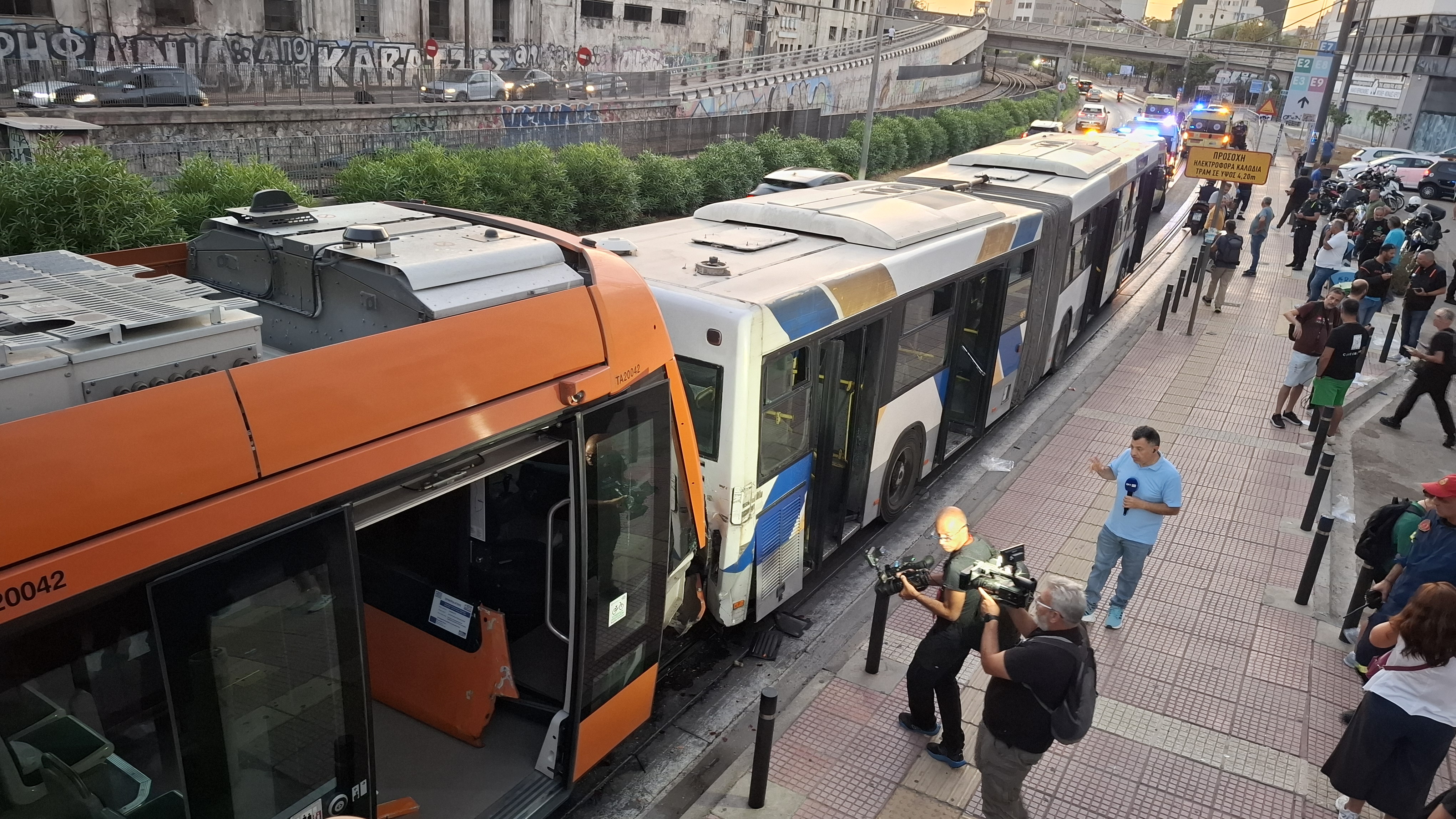 Πρόσκρουση τραμ σε λεωφορείο: Εικόνες και βίντεο από το σημείο του ατυχήματος-2