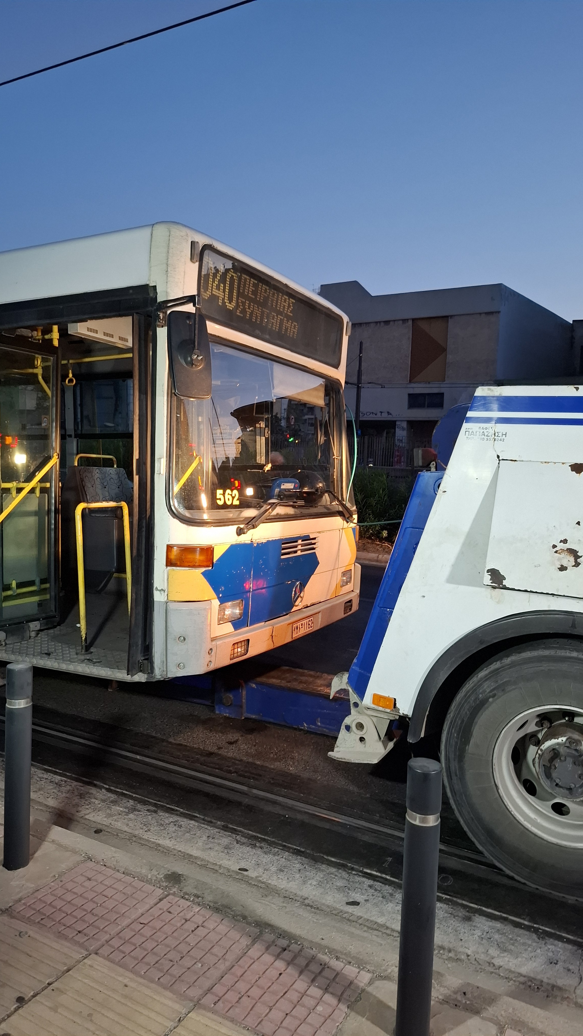 Πρόσκρουση τραμ – λεωφορείου: Τα αναπάντητα ερωτήματα του τροχαίου στον Πειραιά-5