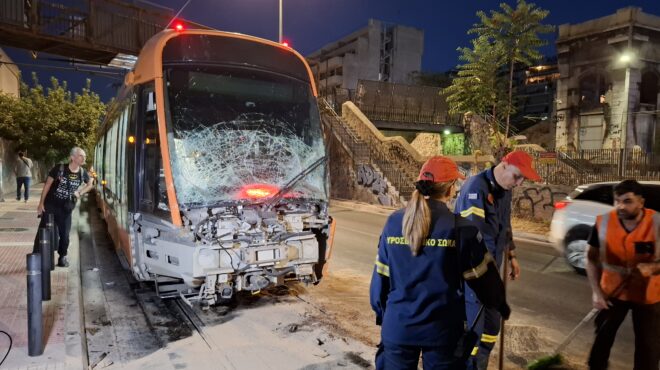 πρόσκρουση-τραμ-σε-λεωφορείο-εικόνες-563806222