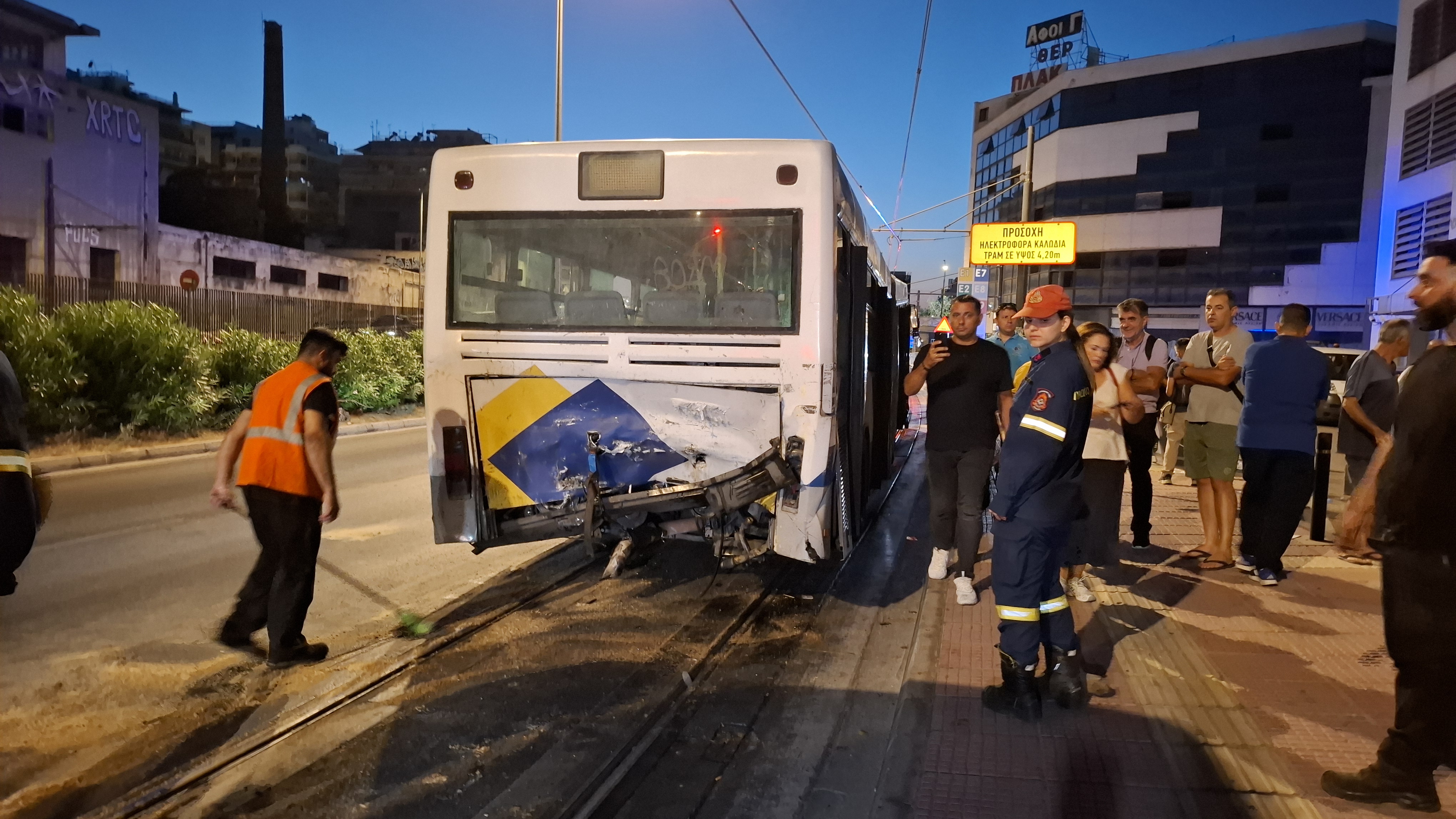 Πρόσκρουση τραμ – λεωφορείου: Τα αναπάντητα ερωτήματα του τροχαίου στον Πειραιά-4