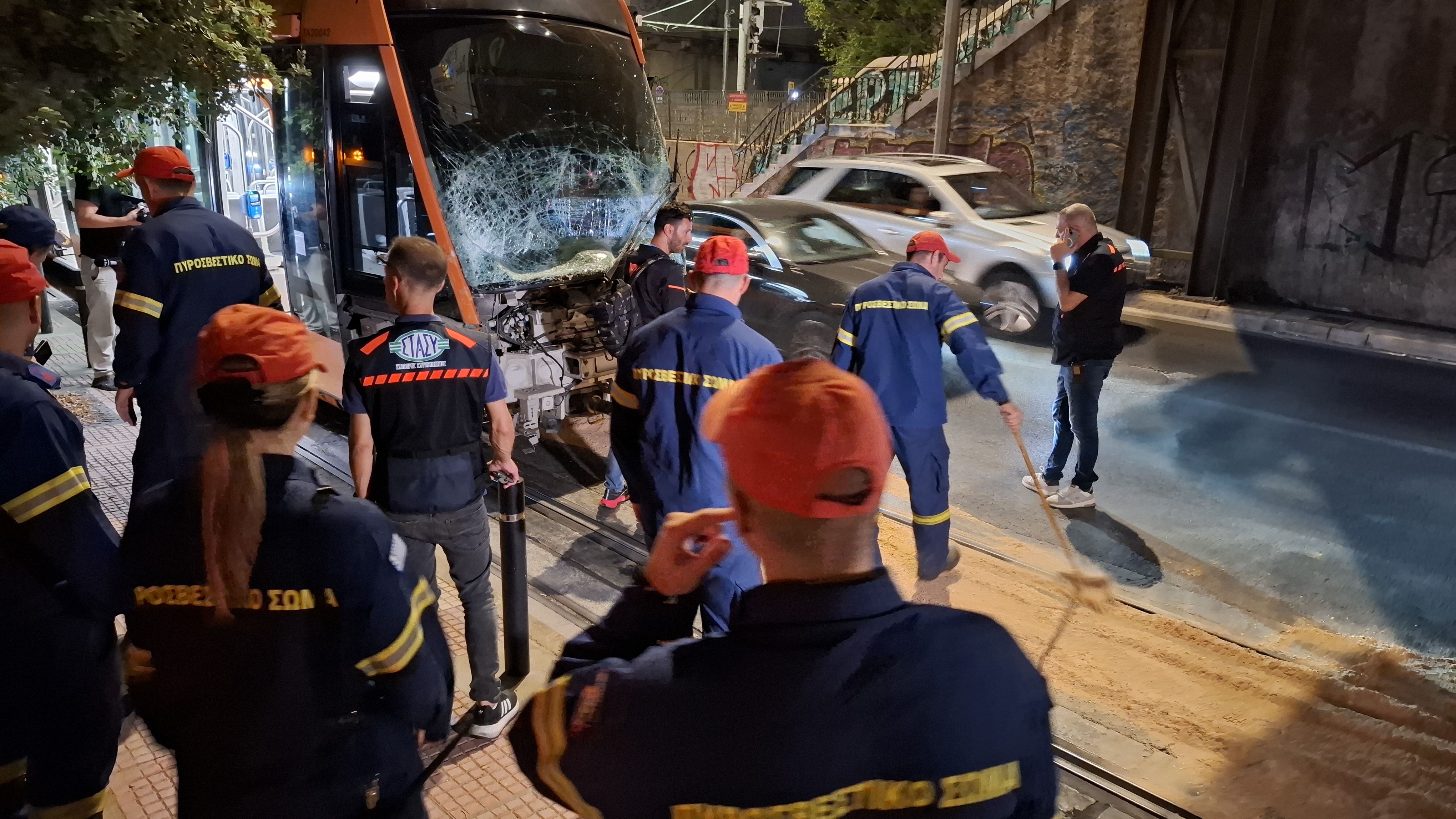 Πρόσκρουση τραμ σε λεωφορείο: Εικόνες και βίντεο από το σημείο του ατυχήματος-4