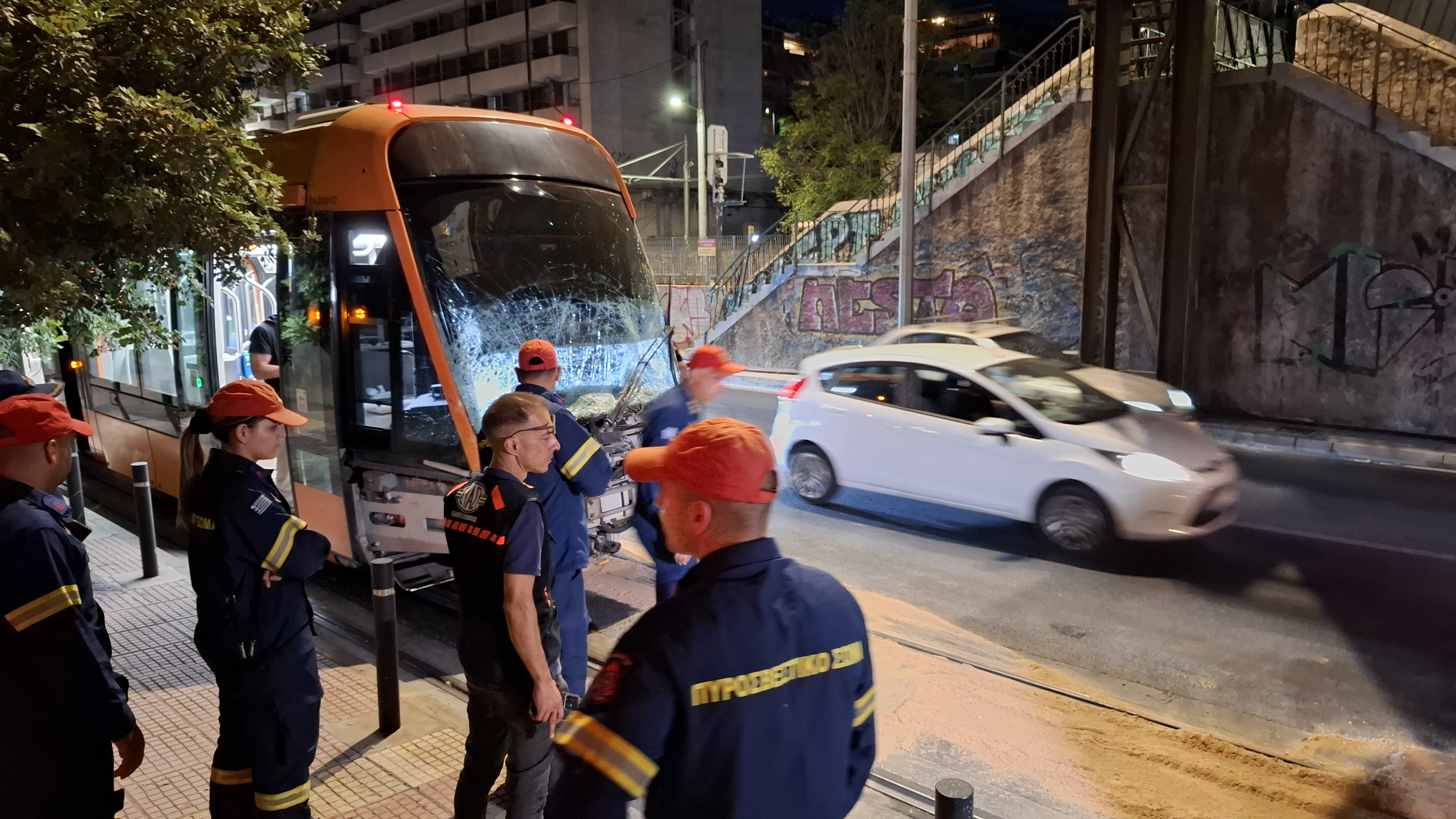 Πρόσκρουση τραμ – λεωφορείου: Τα αναπάντητα ερωτήματα του τροχαίου στον Πειραιά-6