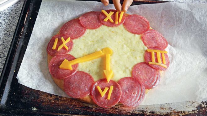 πίτσα-ρολόι-τέλεια-για-παιδικά-πάρτι-563824936