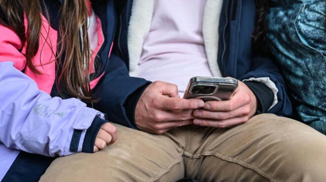 γιατί-η-αυστρία-απαγορεύει-τα-κινητά-τ-563839114