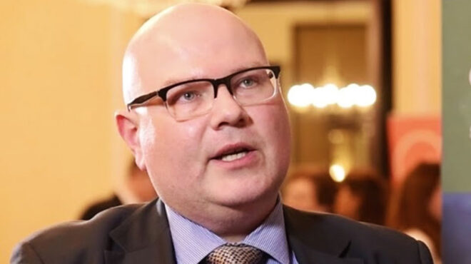 μάρεκ-μενκίσζακ-στην-κ-στο-τραπέζι-σ-563817736