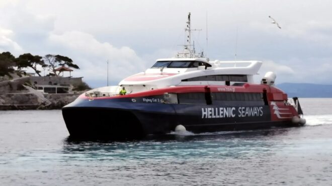 μηχανική-βλάβη-στο-flying-cat-iii-πλέει-προς-πόρ-563792902