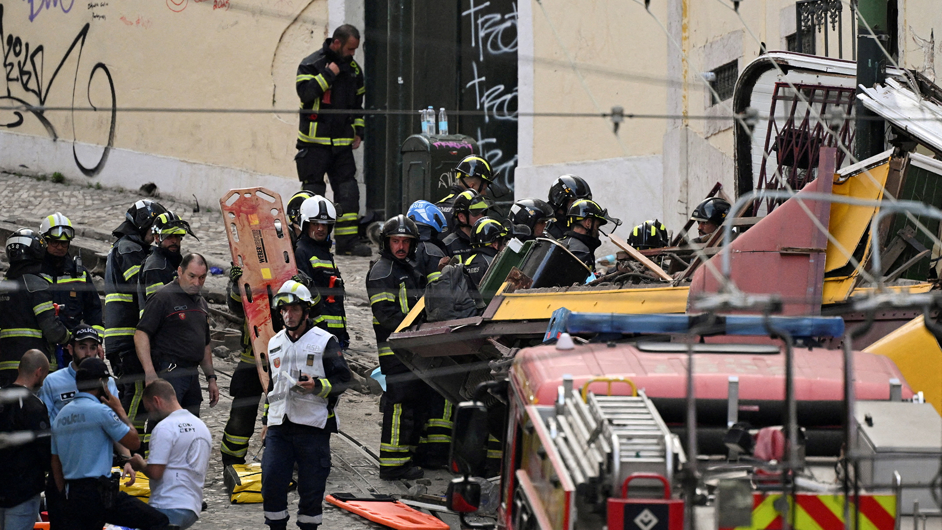 Πορτογαλία: Ημέρα πένθους για την τραγωδία με το τελεφερίκ στη Λισσαβώνα – Τουλάχιστον 15 νεκροί-1