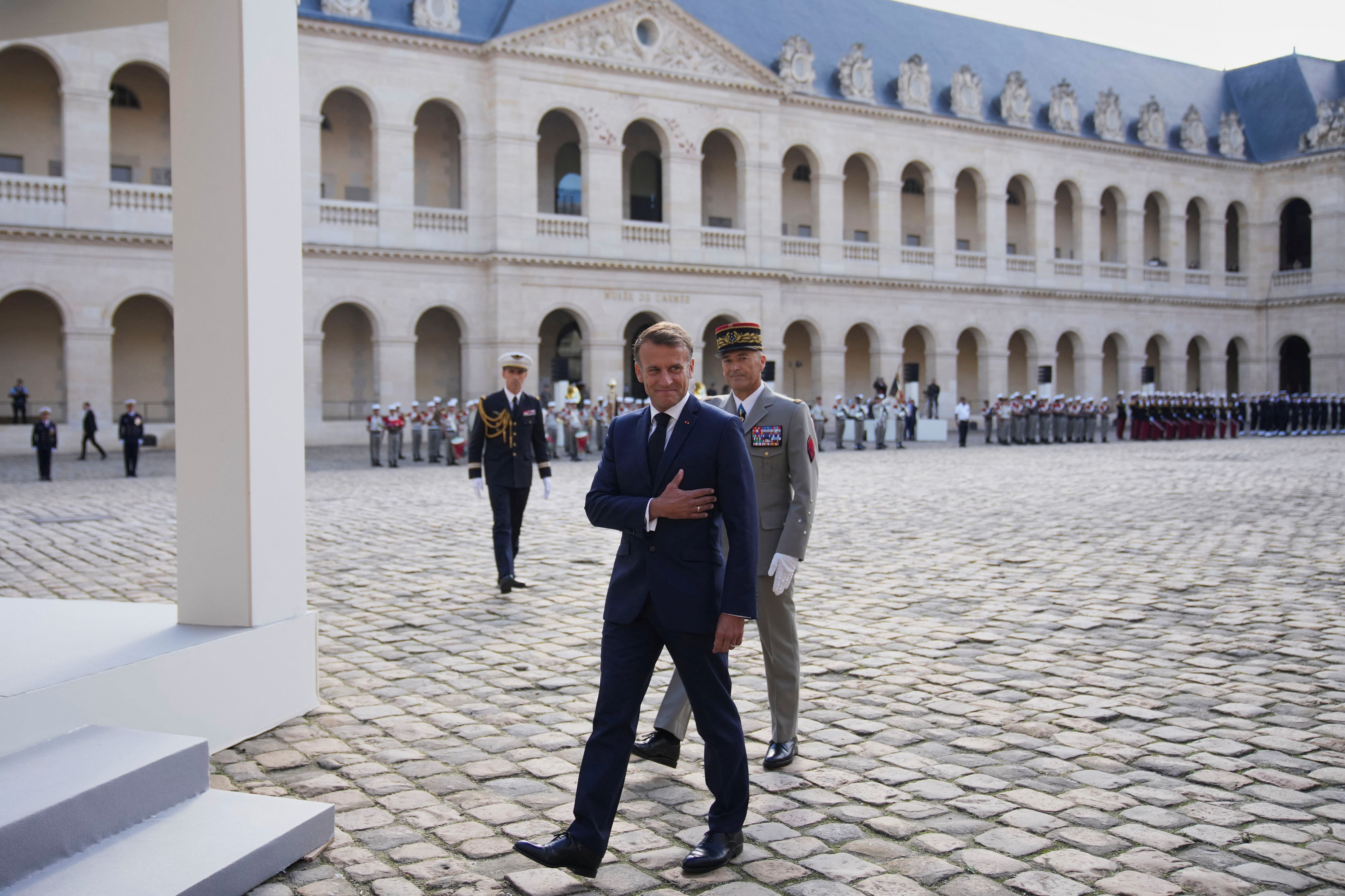 Η αστάθεια στο Παρίσι και τα σενάρια της επόμενης ημέρας-2