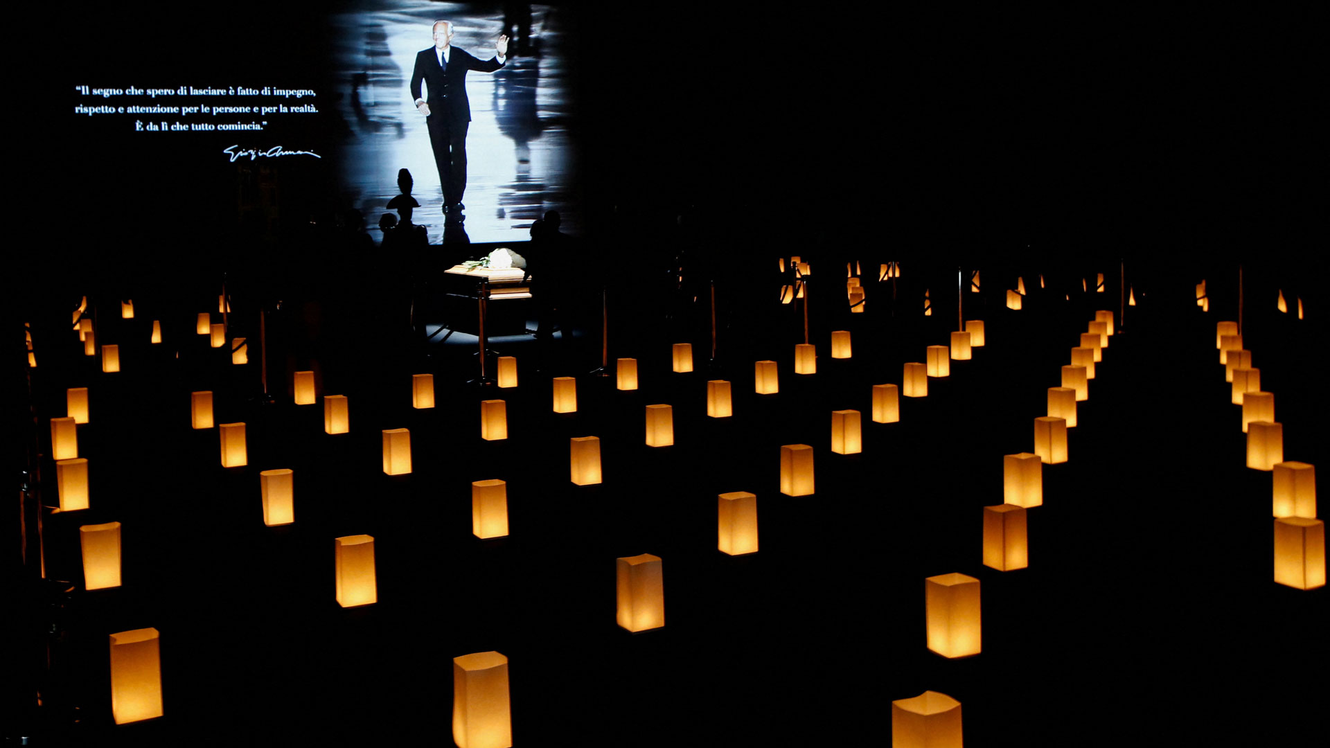 Ανοιξε τις πύλες του το Armani Teatro – Σε λαϊκό προσκύνημα η σορός του Τζόρτζιο Αρμάνι-3