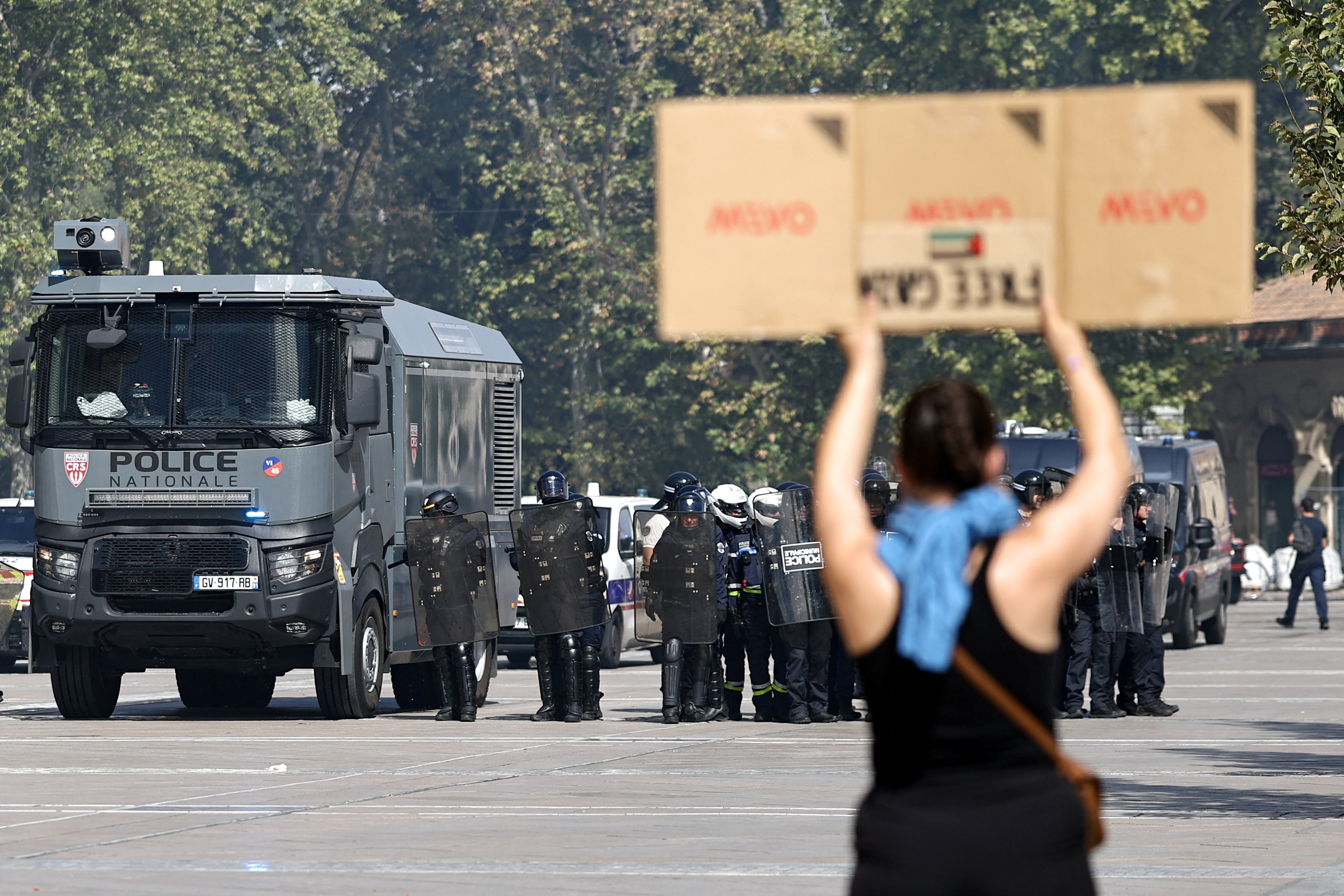 «Να μπλοκάρουμε τα πάντα»: Διαδηλώσεις και επεισόδια σε όλη τη Γαλλία – Live εικόνα-1