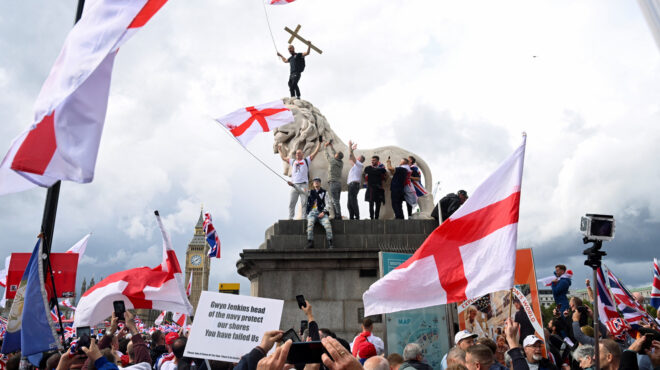 unite-the-kingdom-πάνω-από-100-000-διαδηλωτές-στο-λονδίν-563812402