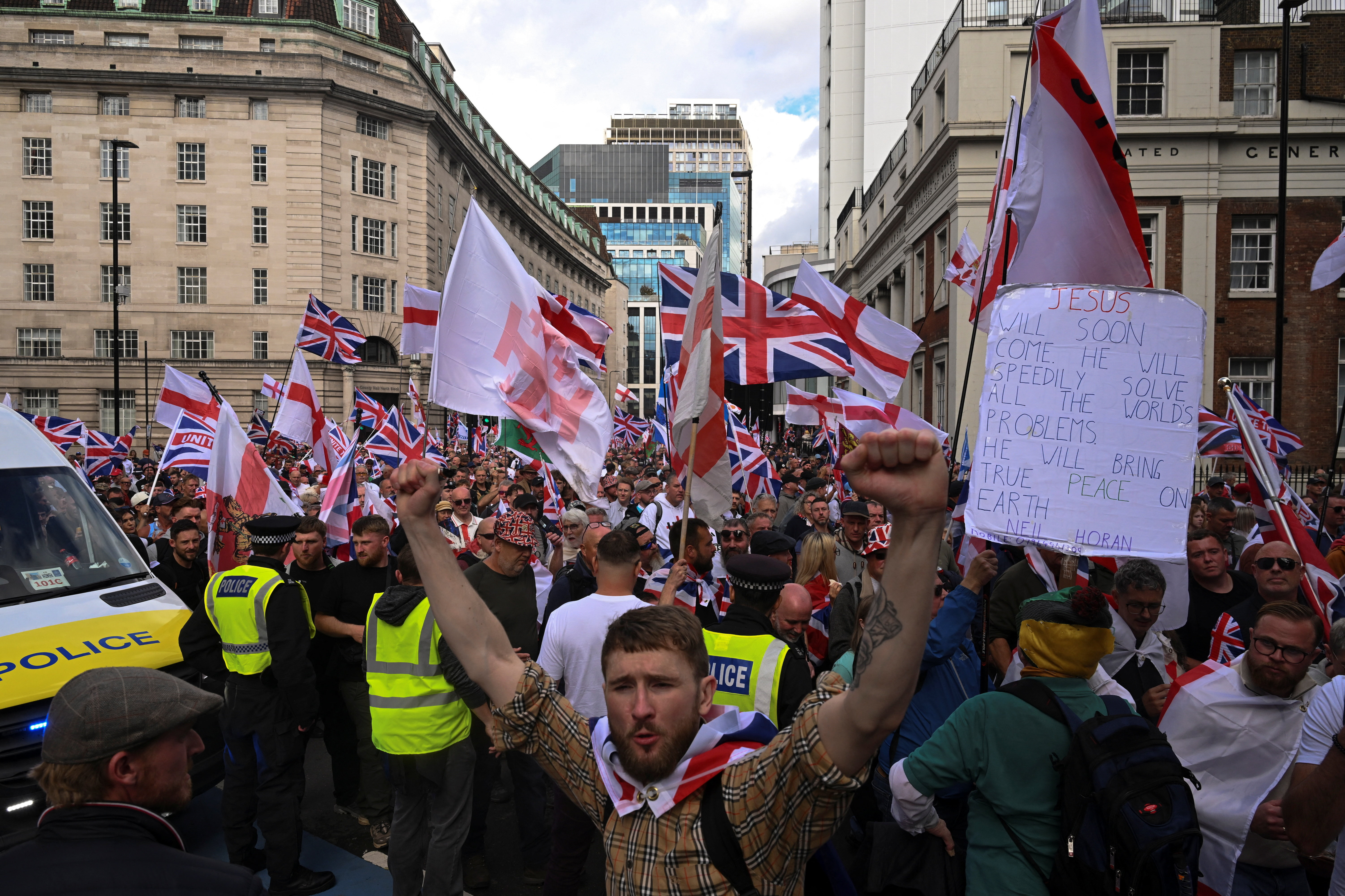 Πάνω από 100.000 στη συγκέντρωση στο Λονδίνο – Συγκρούσεις, συλλήψεις και μήνυμα από τον Μασκ-2