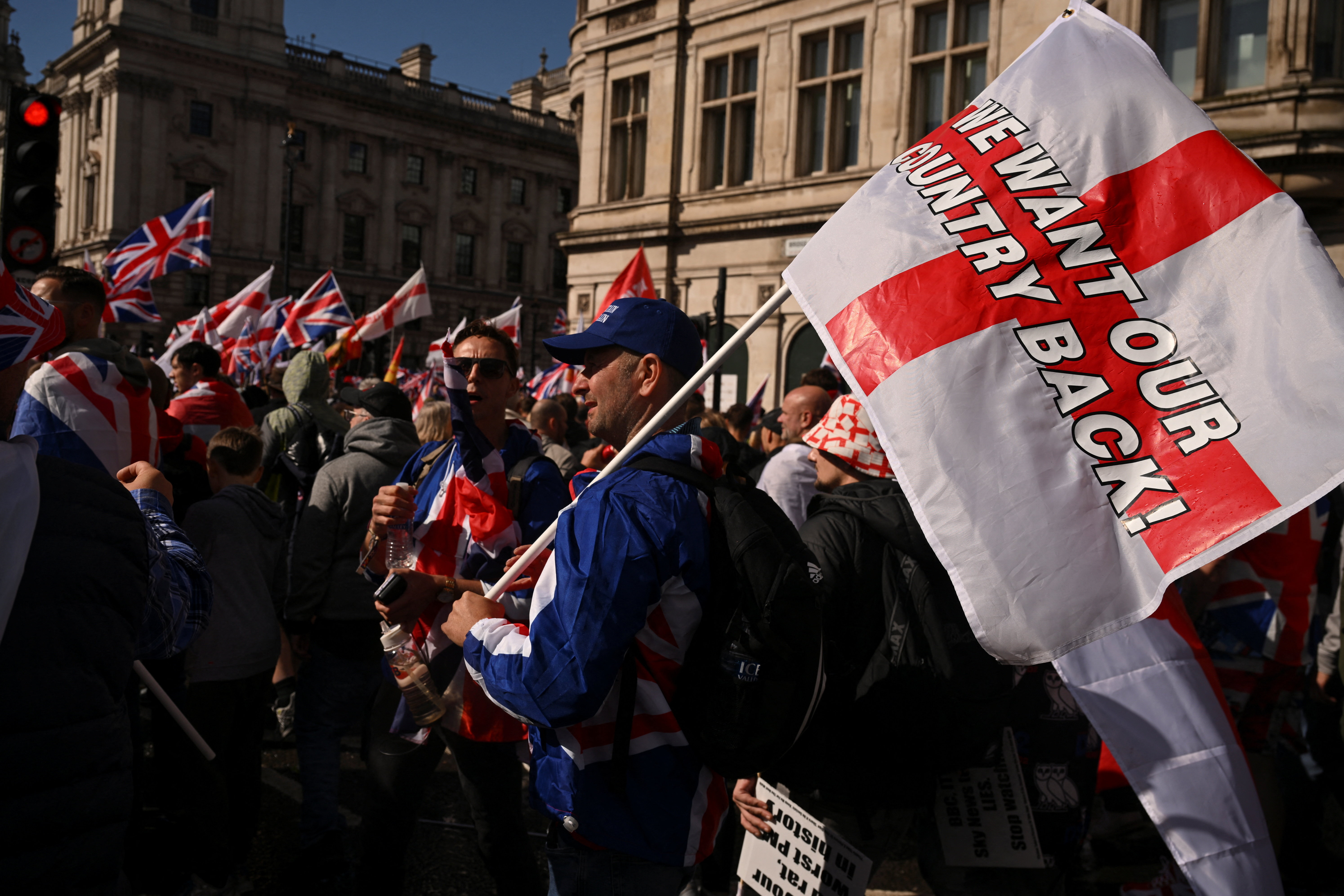 Πάνω από 100.000 στη συγκέντρωση στο Λονδίνο – Συγκρούσεις, συλλήψεις και μήνυμα από τον Μασκ-1