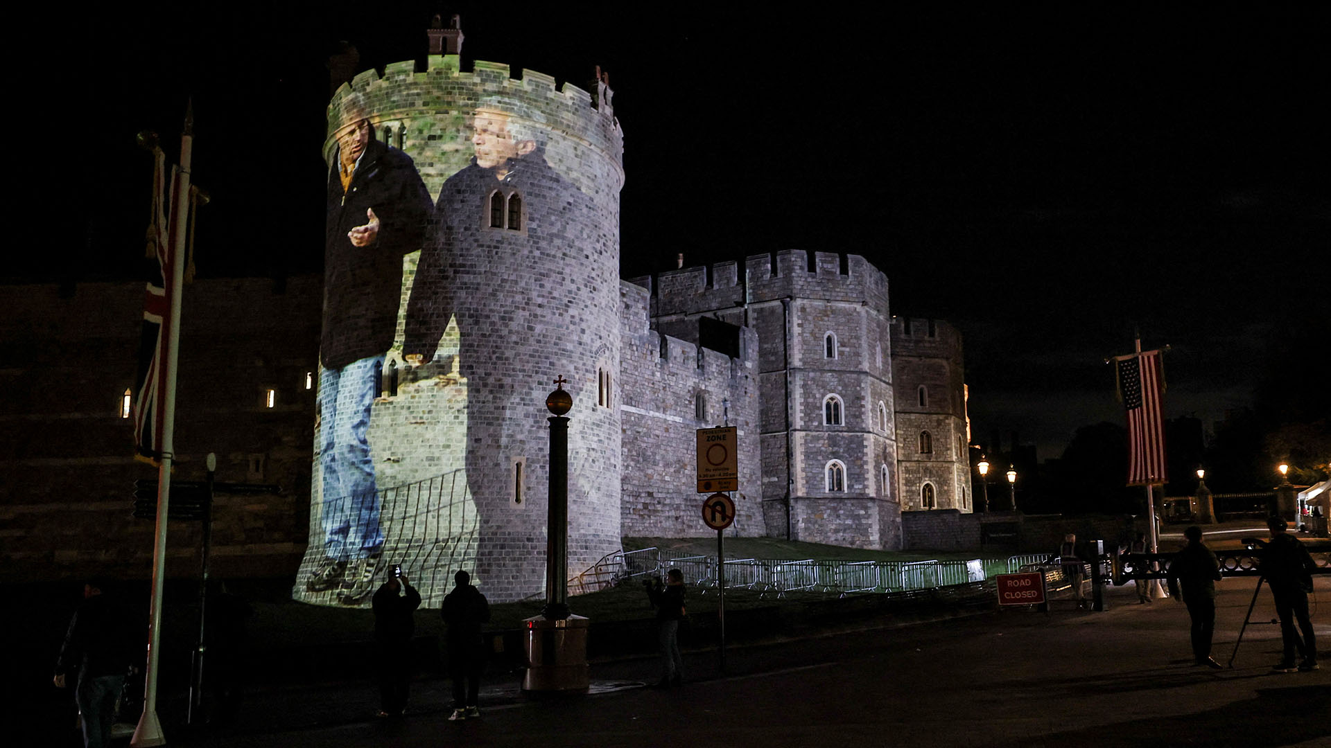 Βρετανία: Ακτιβιστές προέβαλαν φωτογραφίες του Τραμπ με τον Επσταϊν στο Ουίνδσορ – Τέσσερις συλλήψεις-1