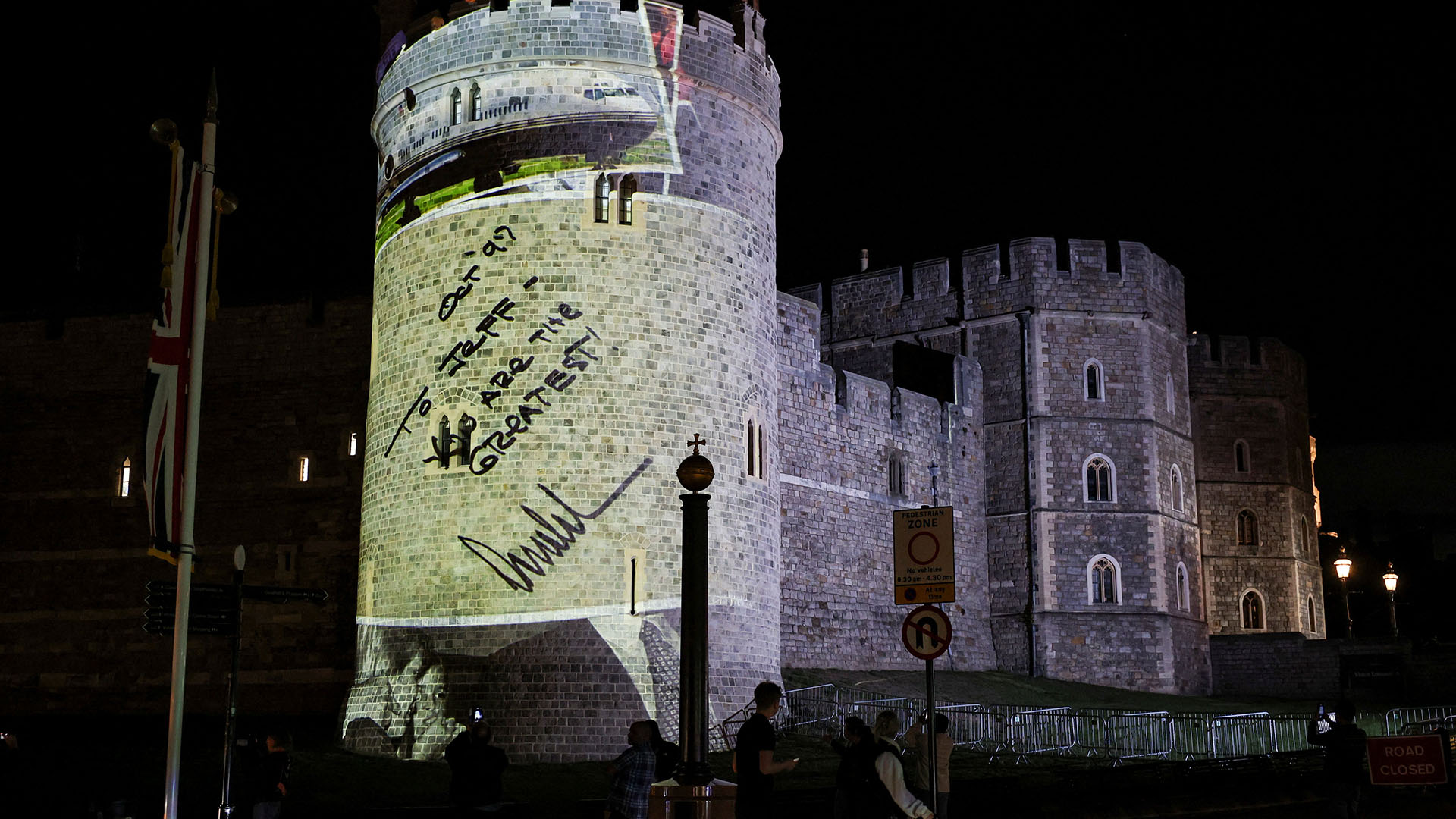 Βρετανία: Ακτιβιστές προέβαλαν φωτογραφίες του Τραμπ με τον Επσταϊν στο Ουίνδσορ – Τέσσερις συλλήψεις-2