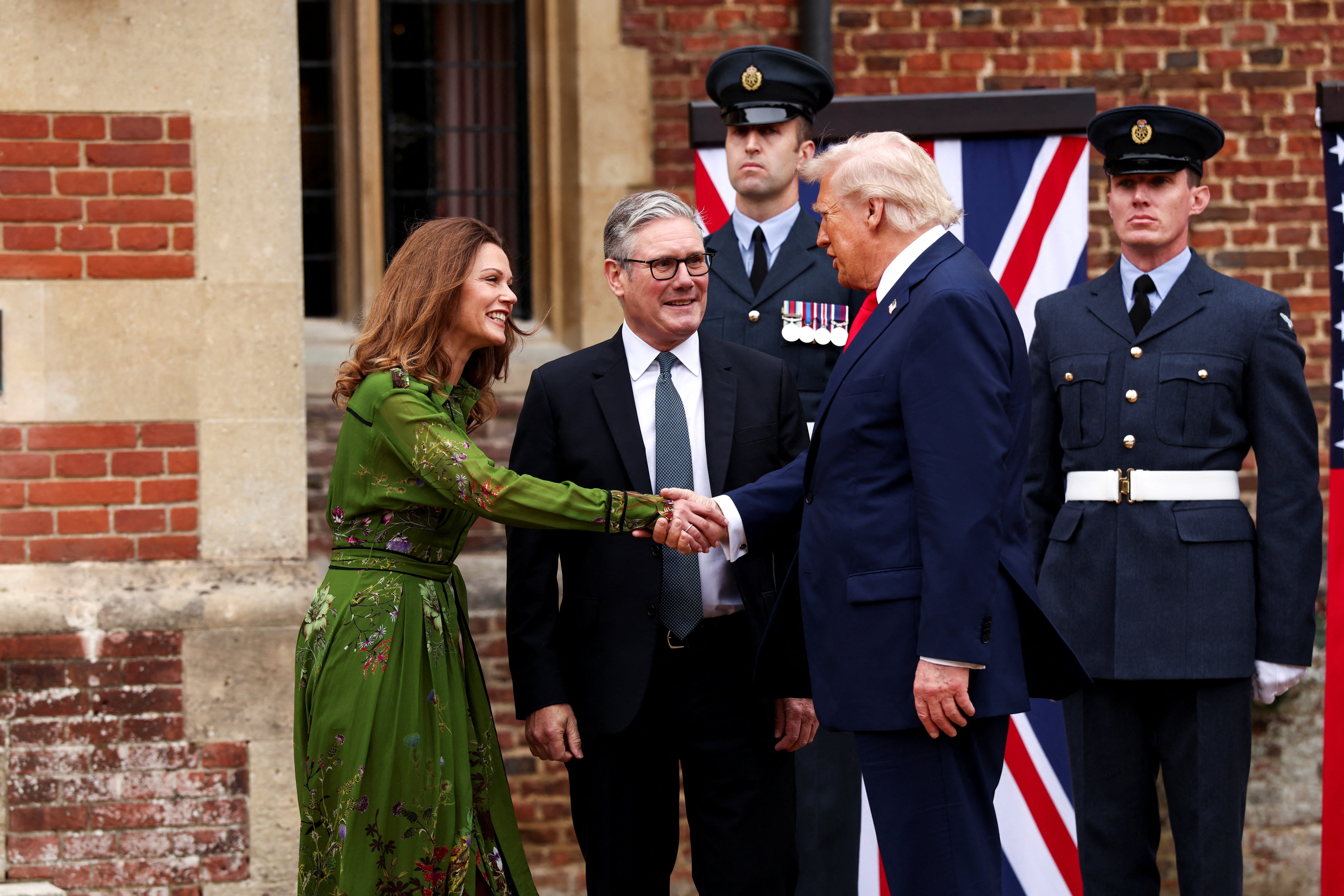 Στο Τσέκερς ο Ντόναλντ Τραμπ – Συναντάται με τον Βρετανό πρωθυπουργό-3