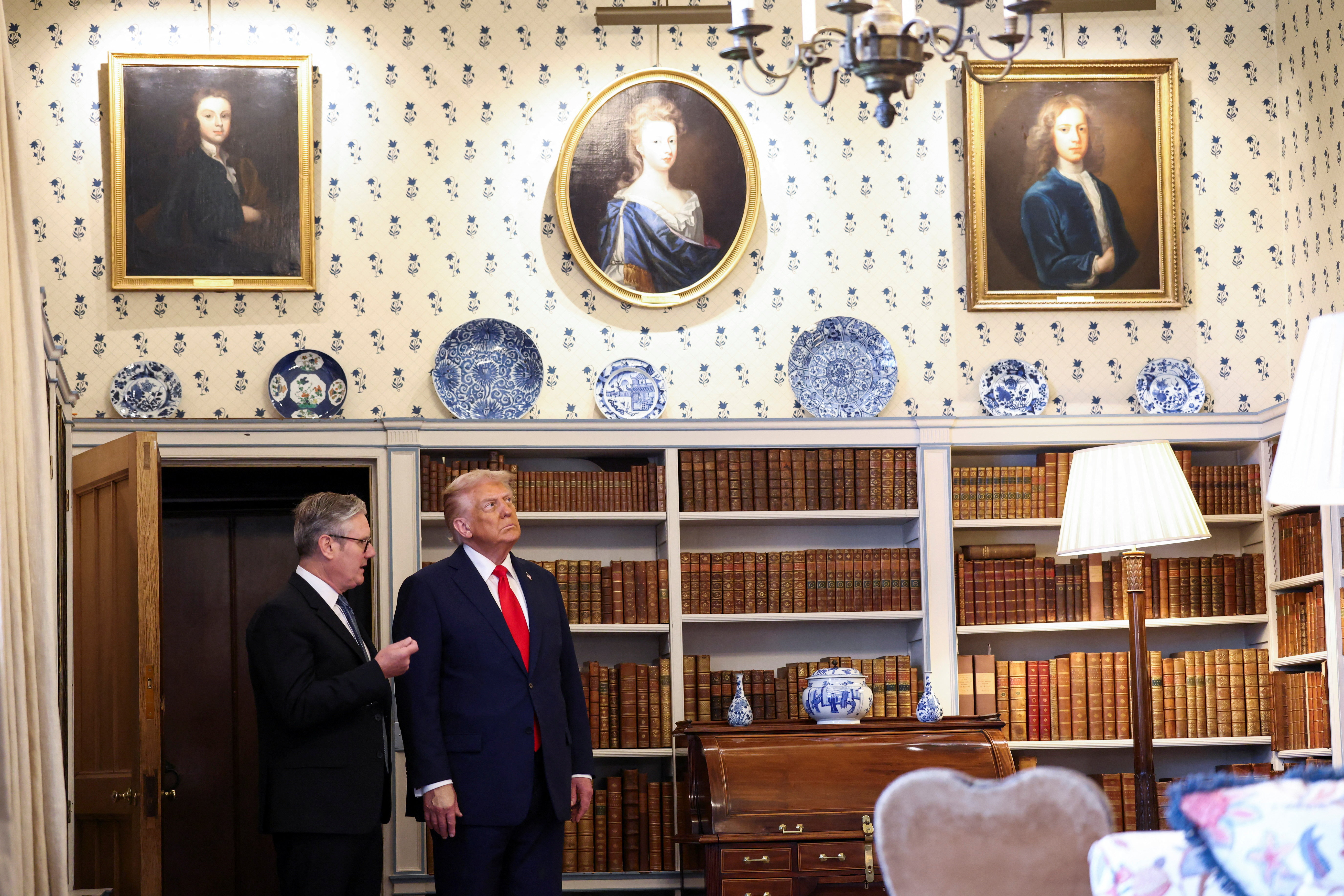 Στο Τσέκερς ο Ντόναλντ Τραμπ – Συναντάται με τον Βρετανό πρωθυπουργό-1