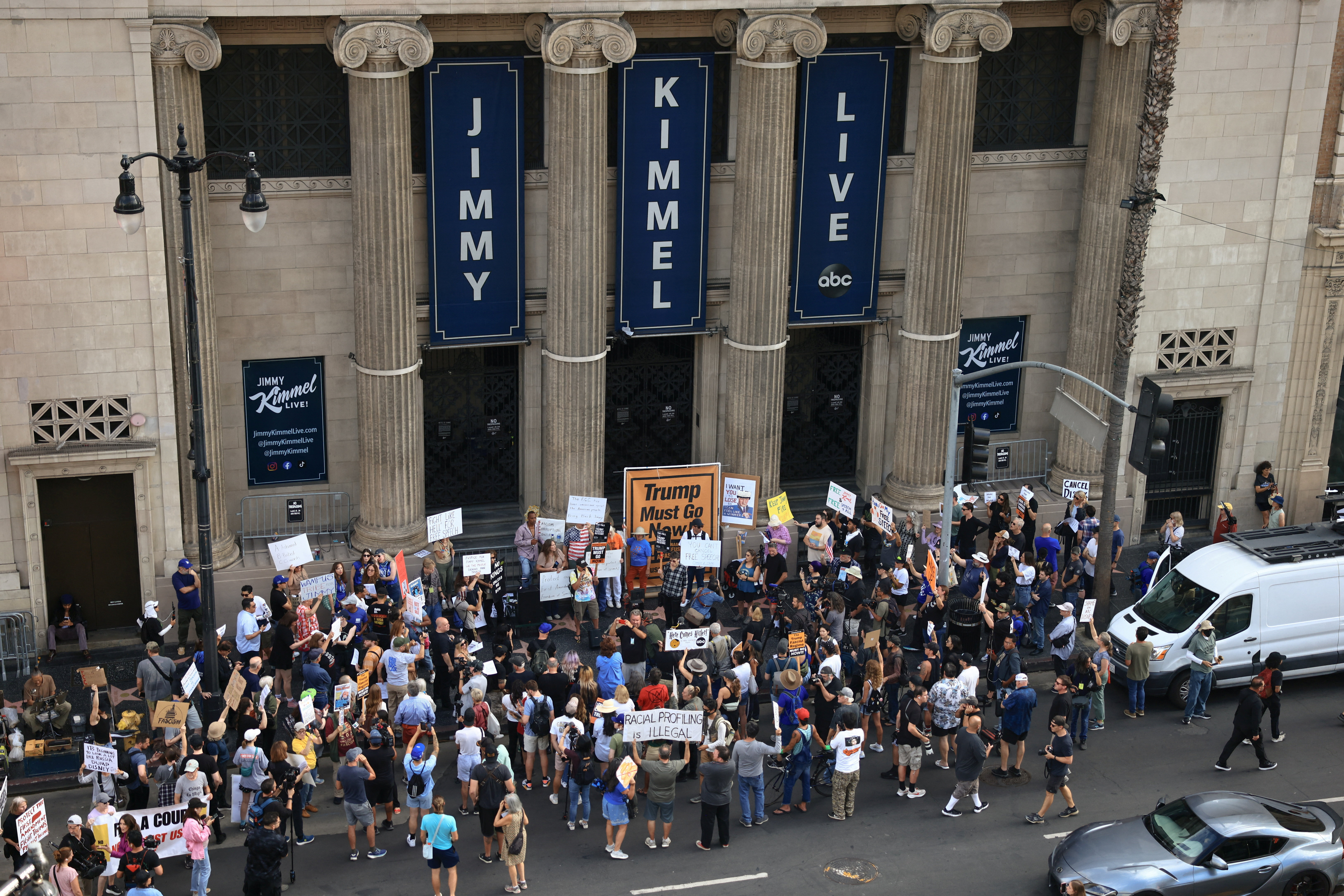 WSJ: Το παρασκήνιο πίσω από την απόφαση της Ντίσνεϊ να «κατεβάσει» τον διακόπτη στον Τζίμι Κίμελ-3