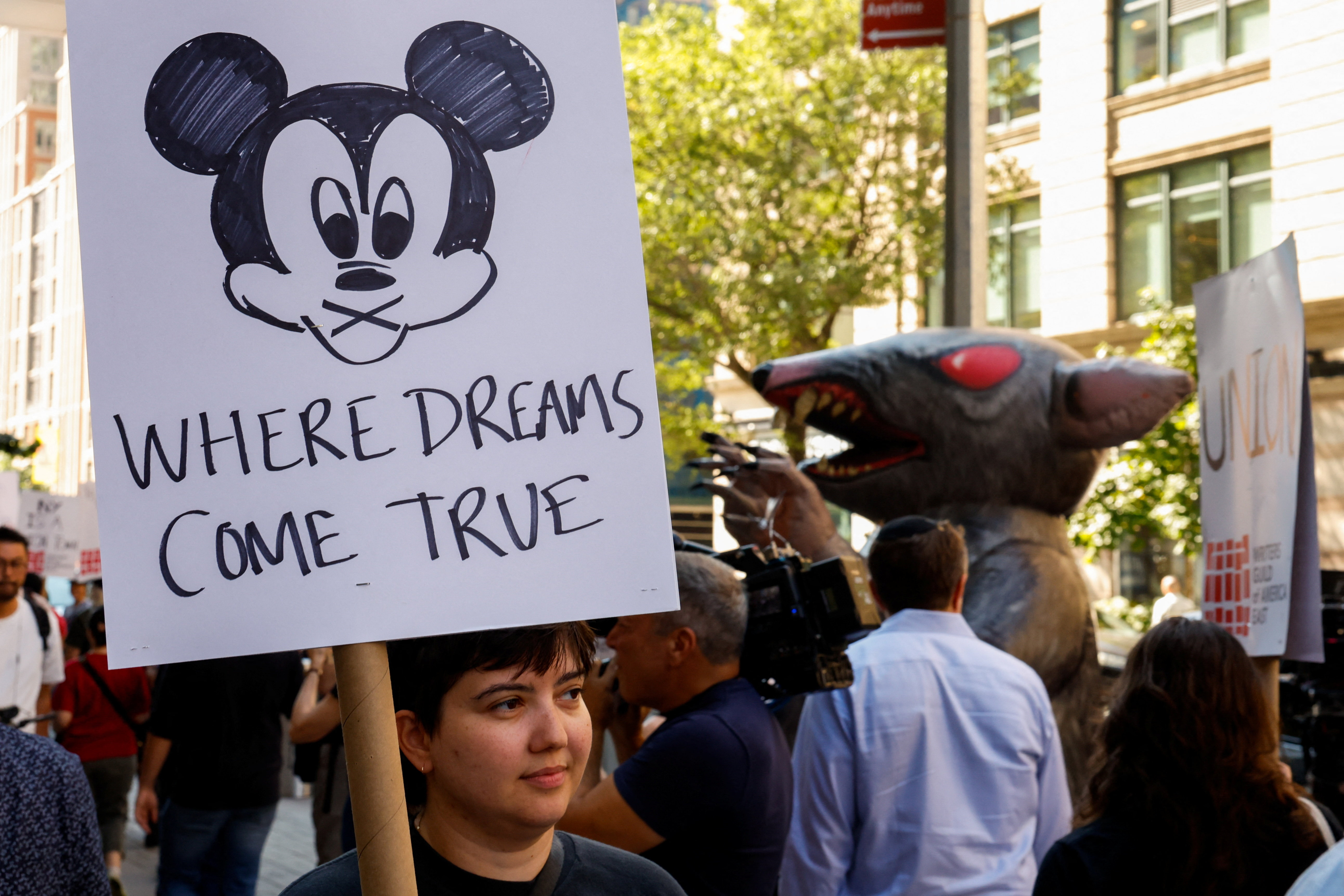 Διαδήλωση έξω από τα γραφεία της Disney μετά την απομάκρυνση του Τζίμι Κίμελ (εικόνες)-3