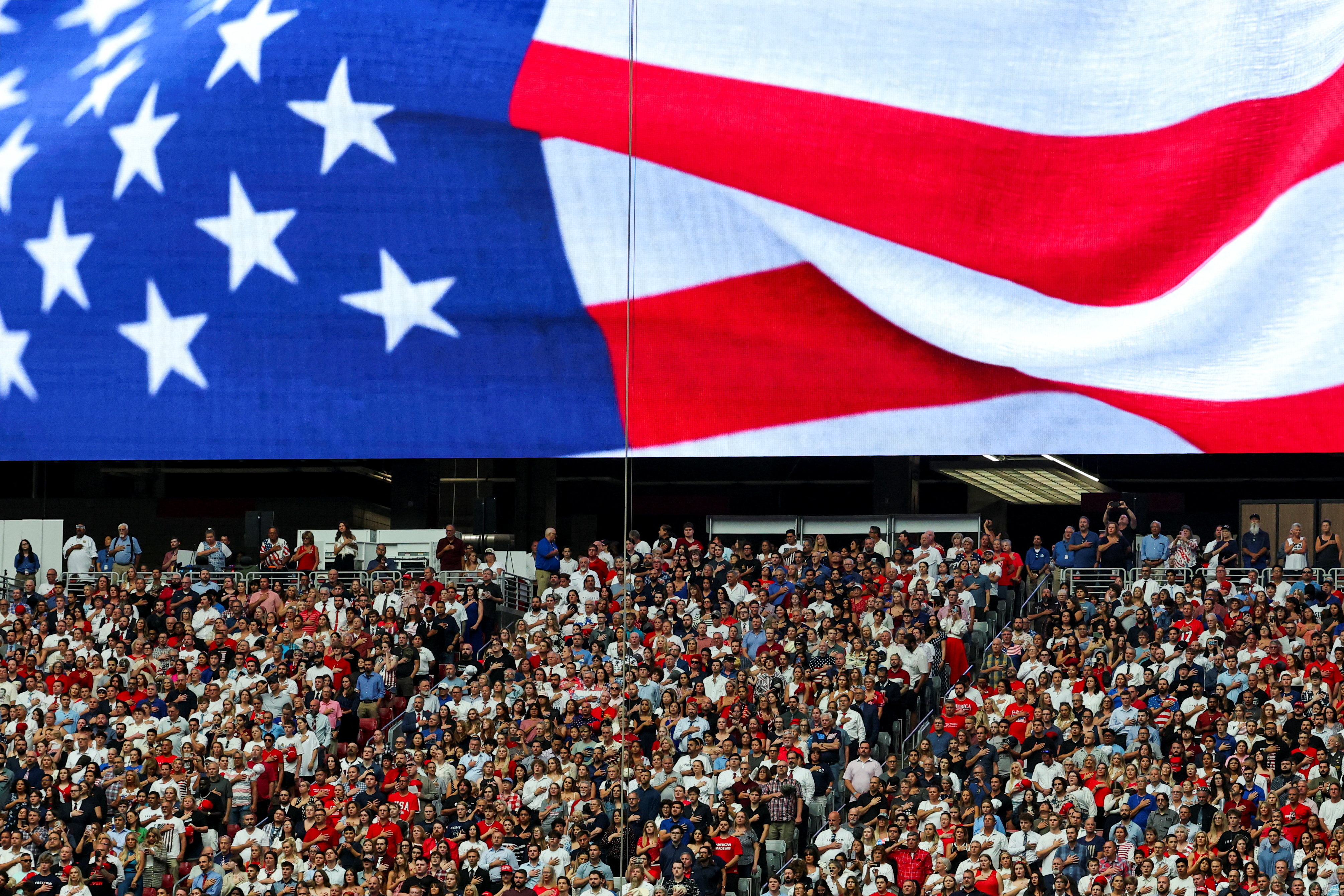 Ο Τραμπ απέτισε φόρο τιμής στον Τσάρλι Κερκ, χαρακτηρίζοντάς τον «γίγαντα της γενιάς του»-5