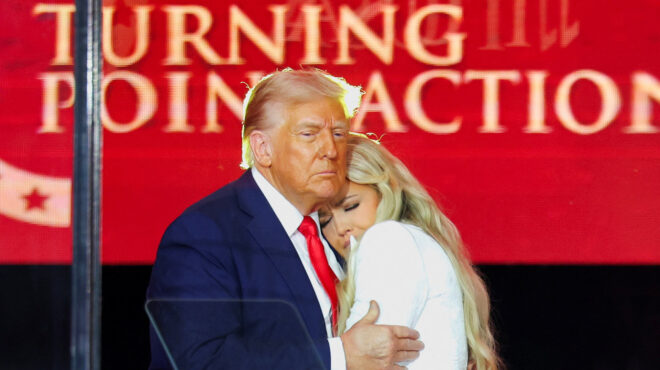 ο-τραμπ-απέτισε-φόρο-τιμής-στον-τσάρλι-563826058