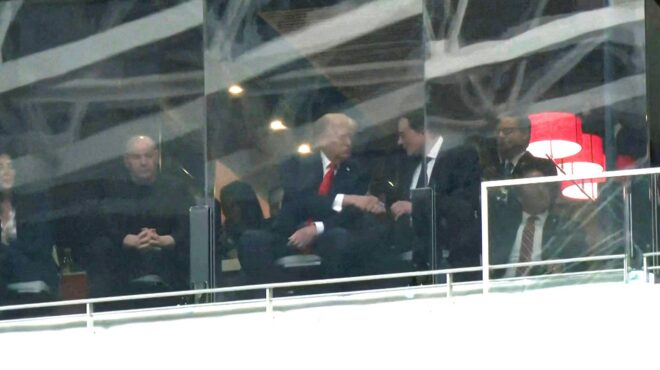 τραμπ-μασκ-η-χειραψία-στην-κηδεία-το-563826226