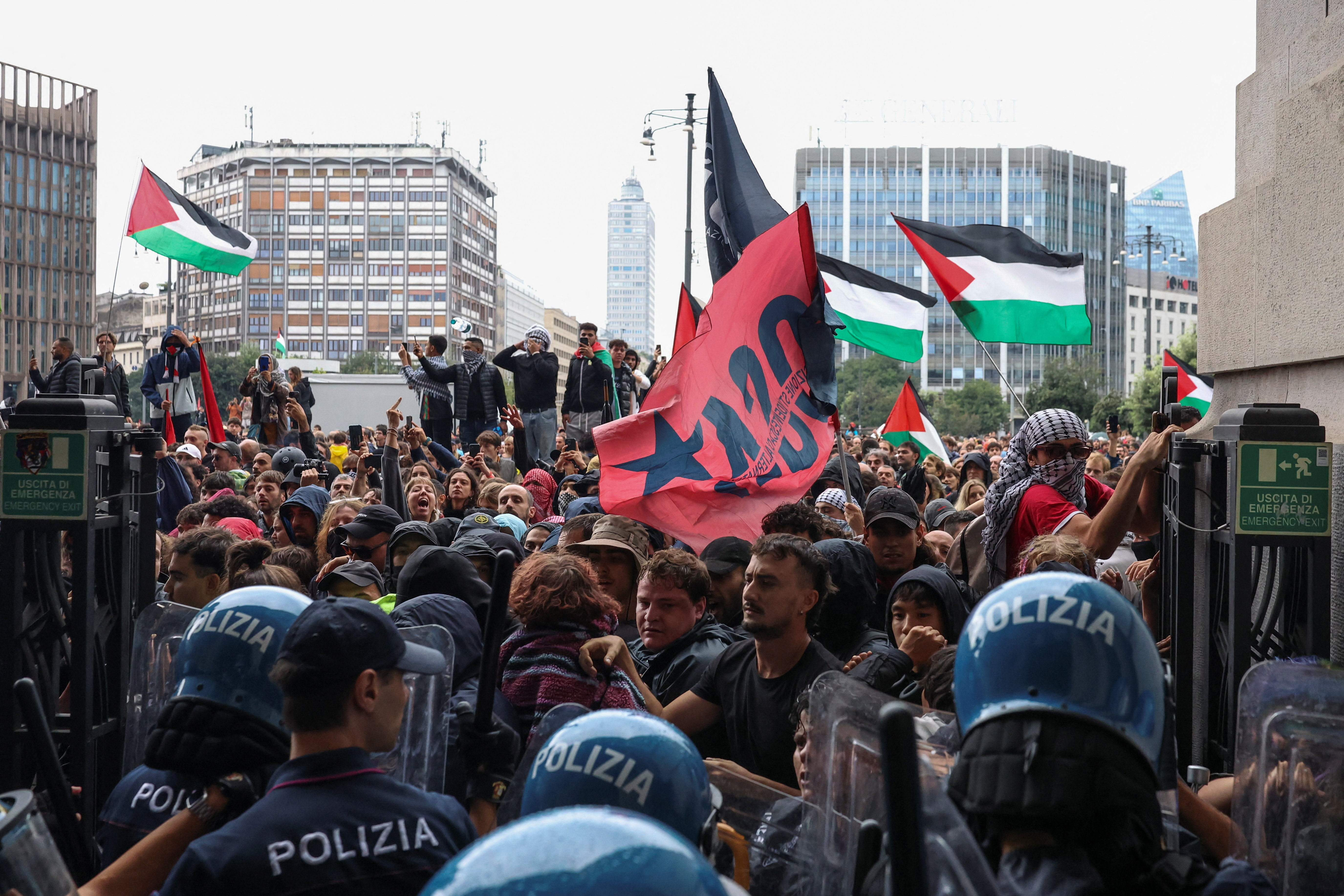 Μιλάνο: Εκτεταμένα επεισόδια σε διαδήλωση για την Παλαιστίνη – Ογκώδεις συγκεντρώσεις σε όλη τη χώρα-4