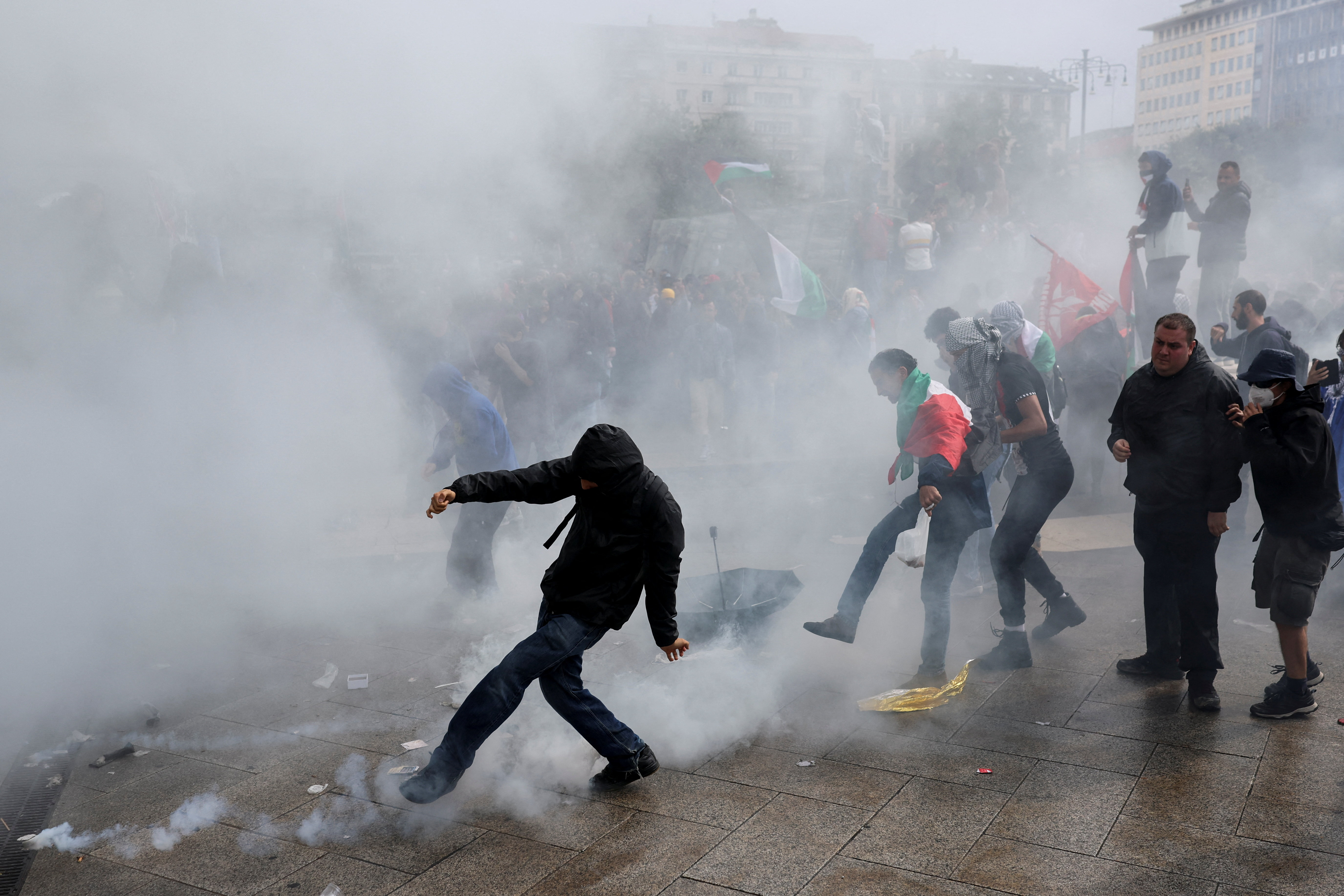 Μιλάνο: Εκτεταμένα επεισόδια σε διαδήλωση για την Παλαιστίνη – Ογκώδεις συγκεντρώσεις σε όλη τη χώρα-3