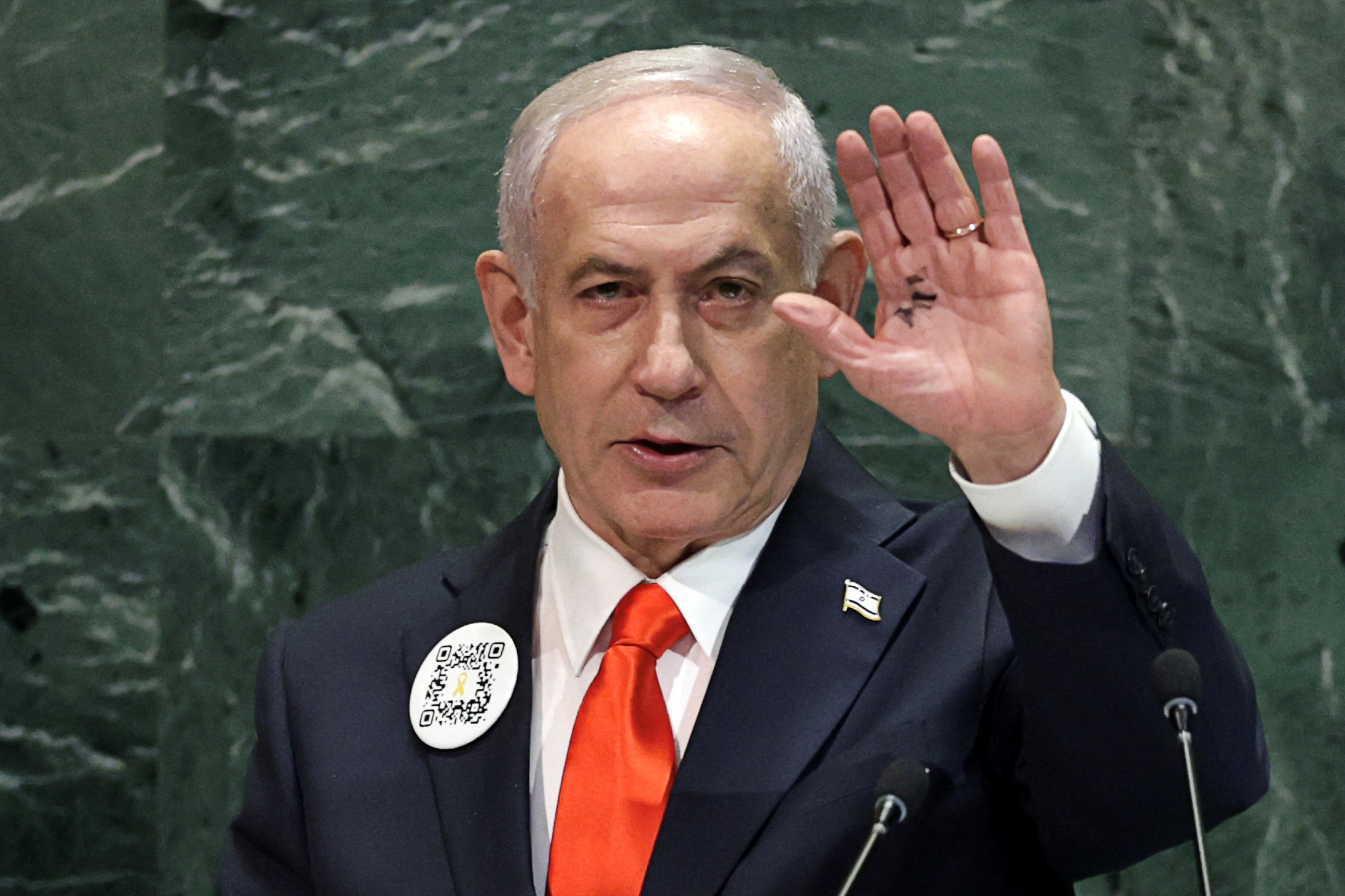 Νετανιάχου: Γιατί εμφανίστηκε στον ΟΗΕ με έναν κωδικό QR στο πέτο του-1