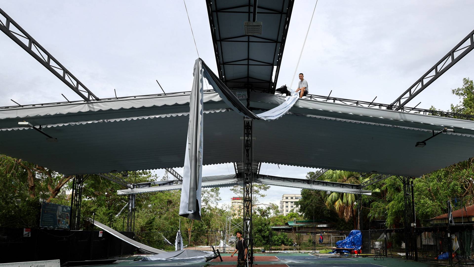 Βιετνάμ: Σαρωτικό το πέρασμα του «Μπουαλόι» – 19 νεκροί και εκτεταμένες πλημμύρες-1