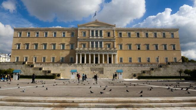 σύνταγμα-πέντε-συλλήψεις-για-τη-συμπλ-563812891