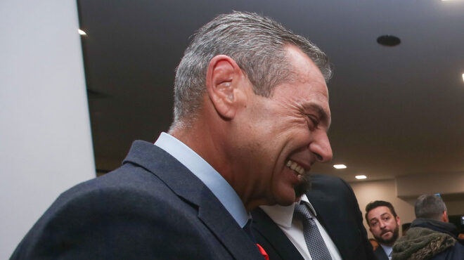 εντός-και-εκτός-ο-καμμένος-σκιάζει-τ-563795515