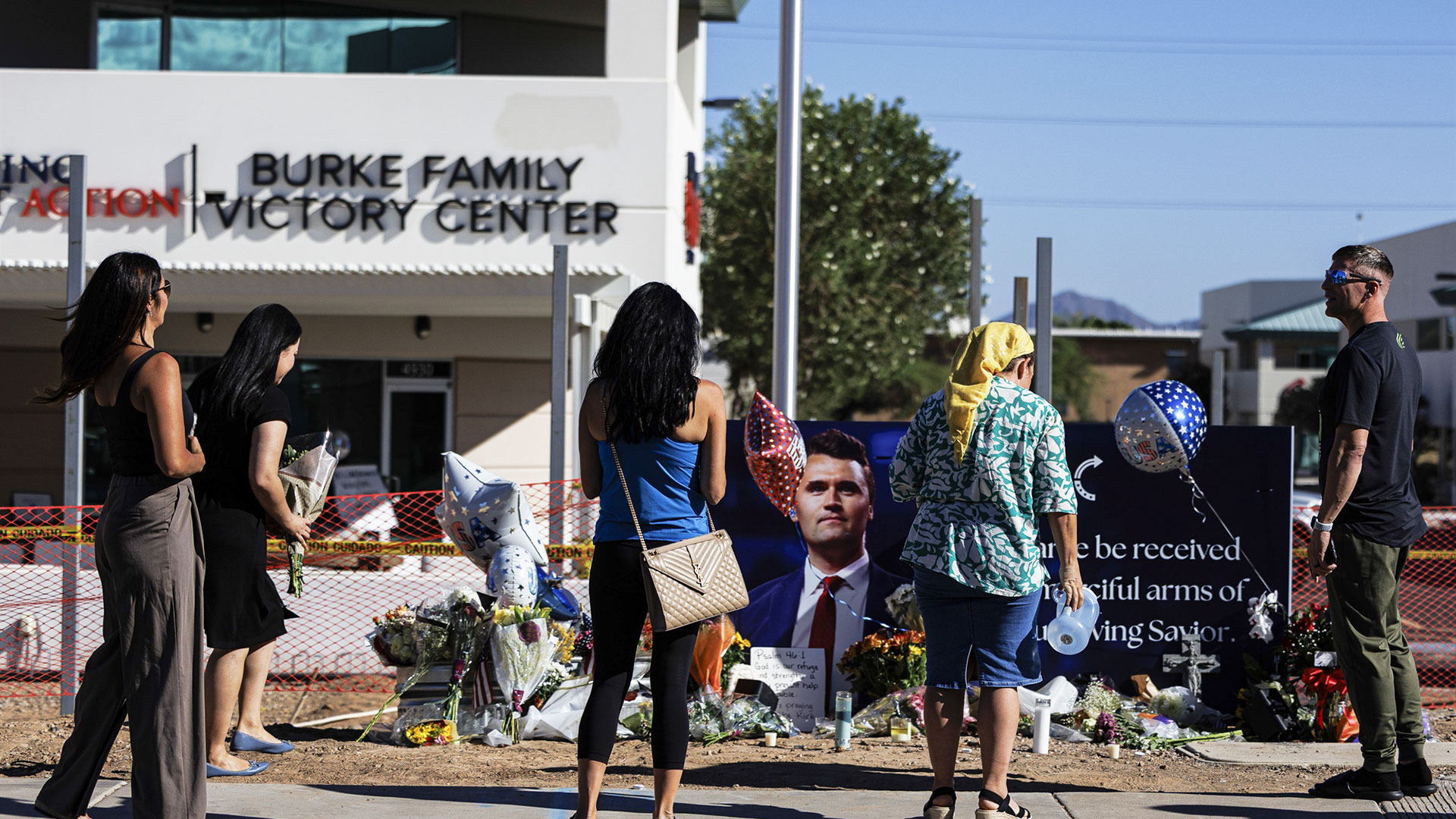 Δολοφονία Τσάρλι Κερκ: Βίντεο με τον ύποπτο δημοσιοποίησαν οι Αρχές – Σκηνικό ακραίου διχασμού στις ΗΠΑ-2