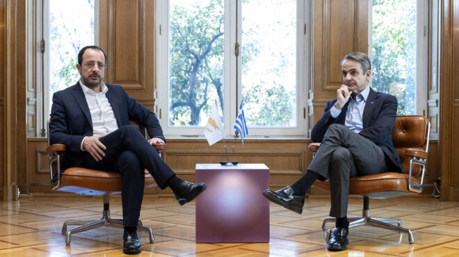 το-γυμνό-καλώδιο-με-τη-λευκωσία-563812045