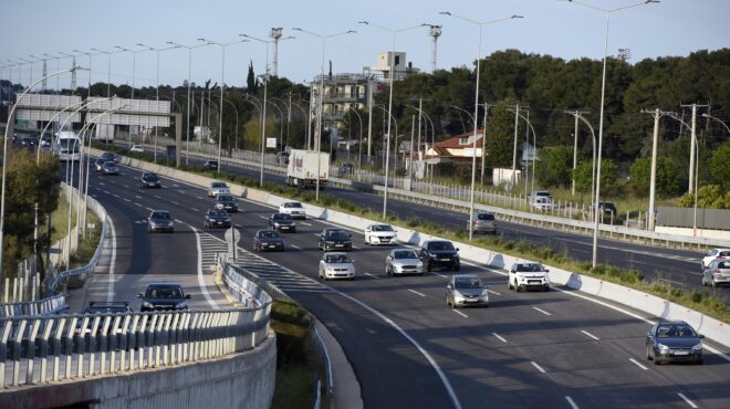 θήβα-πετούσαν-πέτρες-σε-διερχόμενα-οχ-563825974